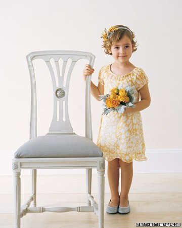 mwa102833 spr07 girl xl Yellow in a Sea of Grey