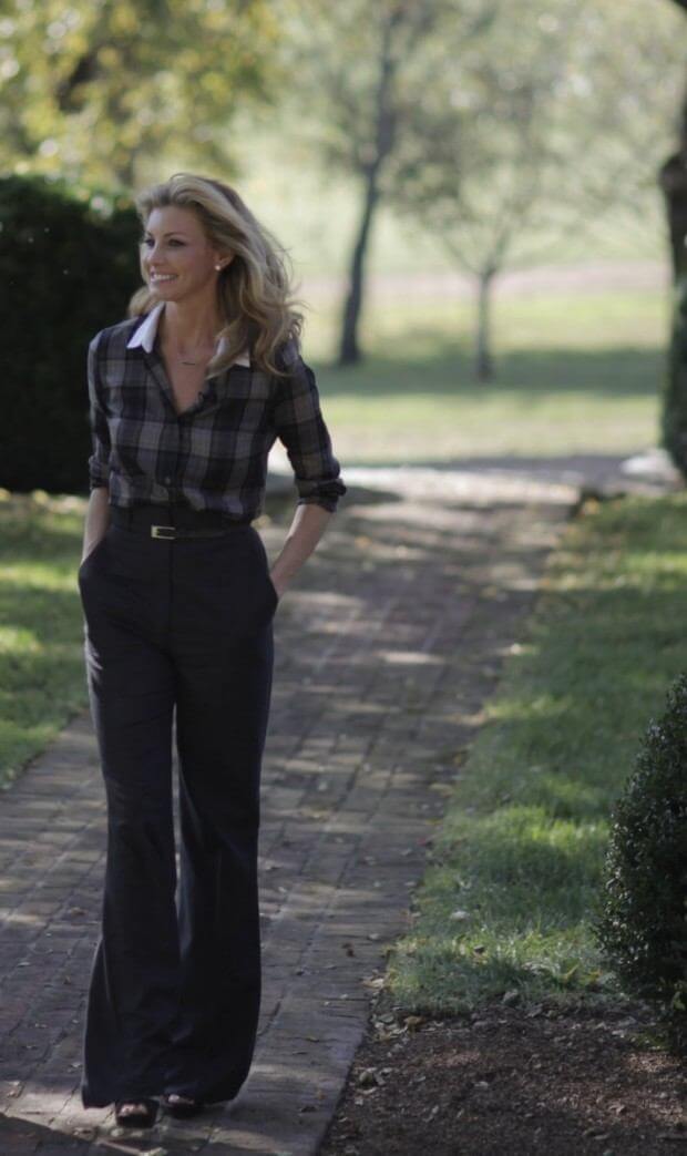FACES of the South: Faith Hill StyleBlueprint Faith HIll Walking 620x1043 FACES of the South: Faith Hill